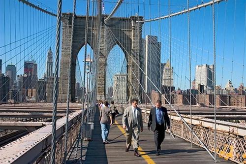 Đi bộ qua cầu Brooklyn là một thú vui của khách du lịch khi đến New York – Ảnh: travelguide33.com. - du lịch Brooklyn - dulichhoanmy.com