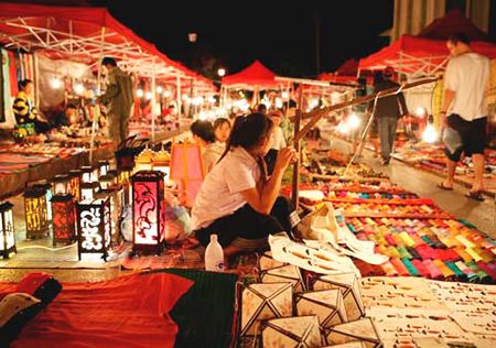 Chợ họp trên đường Si Savangvong