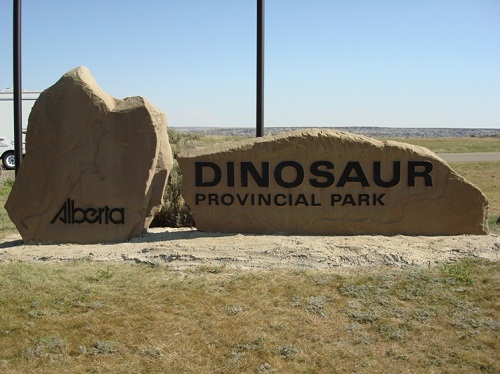Bảng chào đón du khách đến tham quan. - Công viên khủng long Alberta  -dulichhoanmy.com