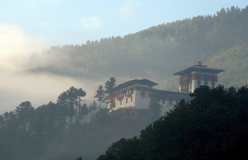Lâu đài Bum Thang bí ẩn trong sương trên triền núi - tìm hiểu về đất nước bhutan