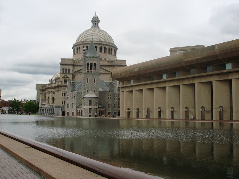 Nhà thờ khoa học đầu tiên của Chúa Kito êm đềm bên cạnh hồ nước. - tour du lịch Boston Mỹ - dulichhoanmy.com