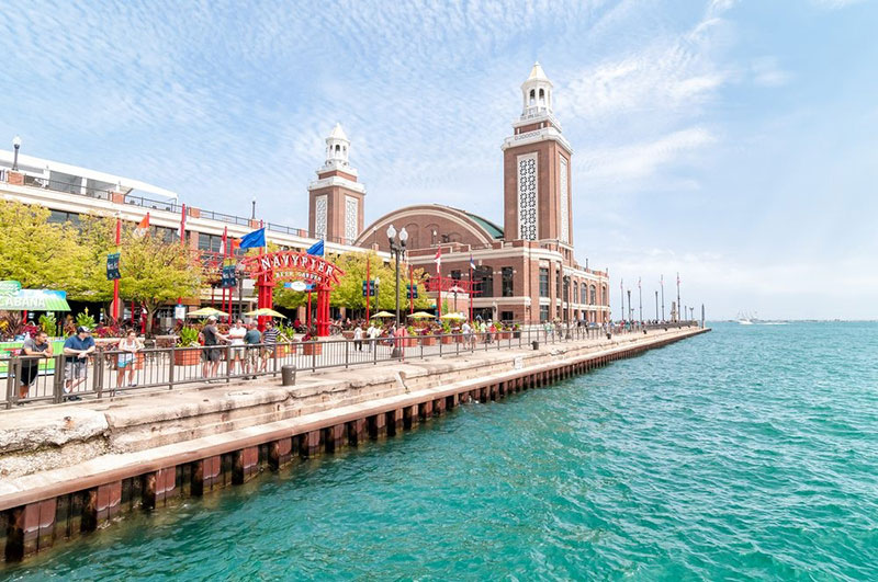 du lịch navy pier - du khách tham quan tại Chicago