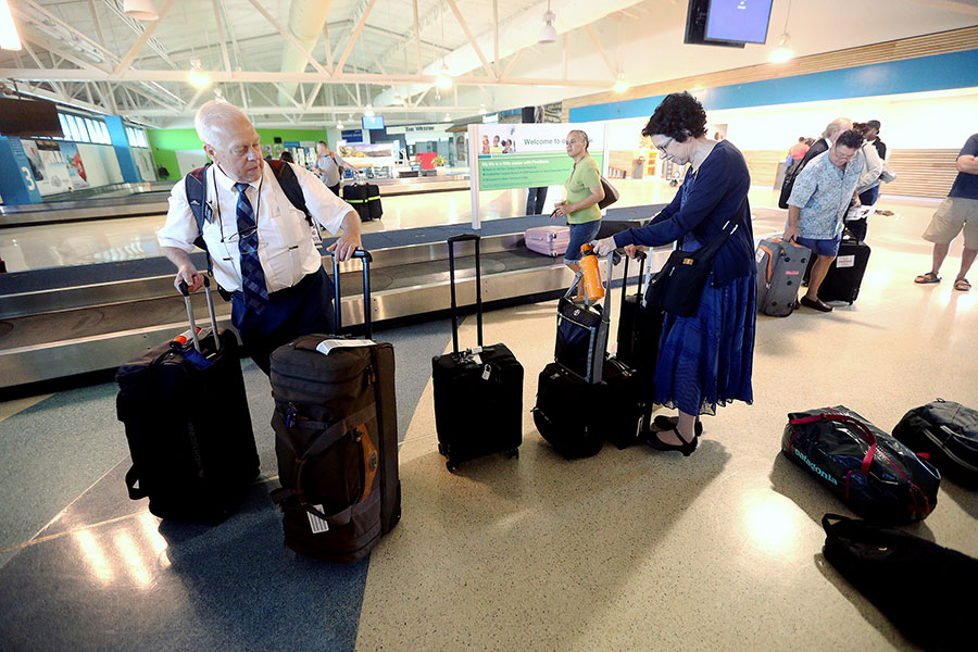 kinh nghiệm du lịch cho người cao tuổi - Hãy sử dụng các vali kéo nhỏ cùng một chiếc túi. Bạn có thể mang khoảng 10kg mỗi túi, cách này sẽ giúp ích trong trường hợp chia nhau xách đồ.