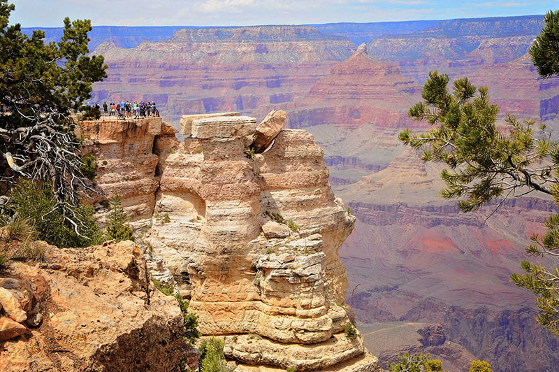 Cảnh tượng hùng vĩ càng khiến du khách thích thú khám phá. - tham quan Grand canyon - du lịch hoàn mỹ