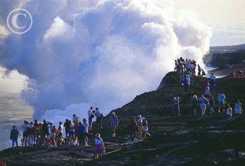 Rất nhiều du khách thích thú đến tham quan công viên Quốc gia núi lửa - điểm đến nổi tiếng ở Hawaii - dulichhoanmy.com