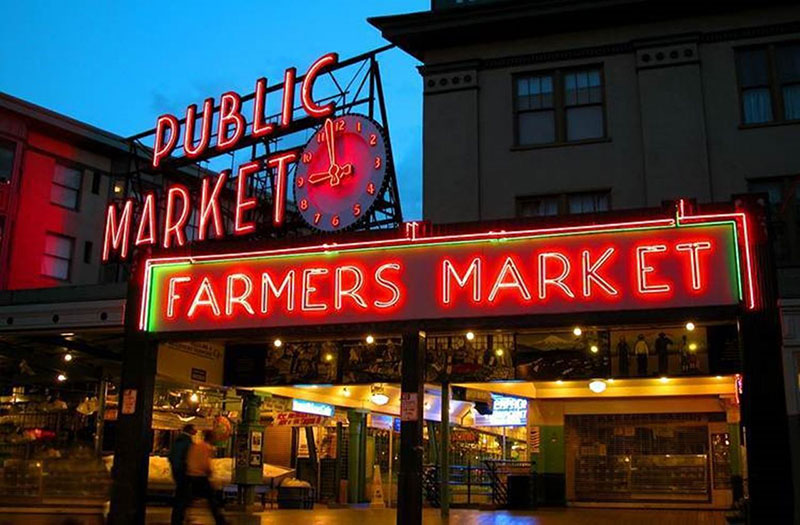 Các cửa hàng tại chợ cá Pike Place.- Chợ Pike Place