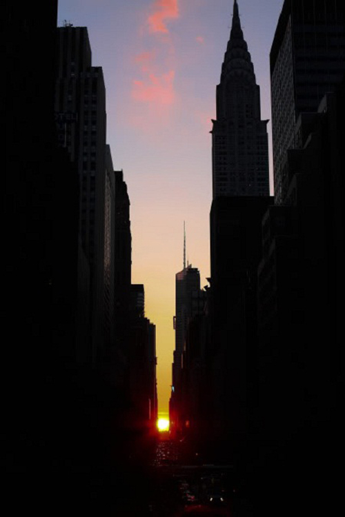 Cảnh hoàng hôn rực rỡ giữa các tòa cao ốc tại thành phố New York. - hoàng hôn ở Manhattanhenge - du lịch hoàn mỹ