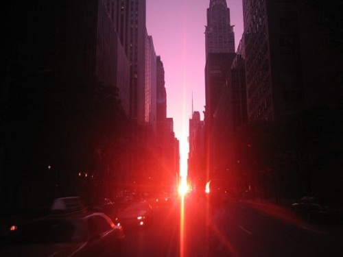 Những ánh sáng từ hiện tượng này như chiếc đèn khổng lồ thắp sáng ở con đường. - hoàng hôn ở Manhattanhenge - du lịch hoàn mỹ
