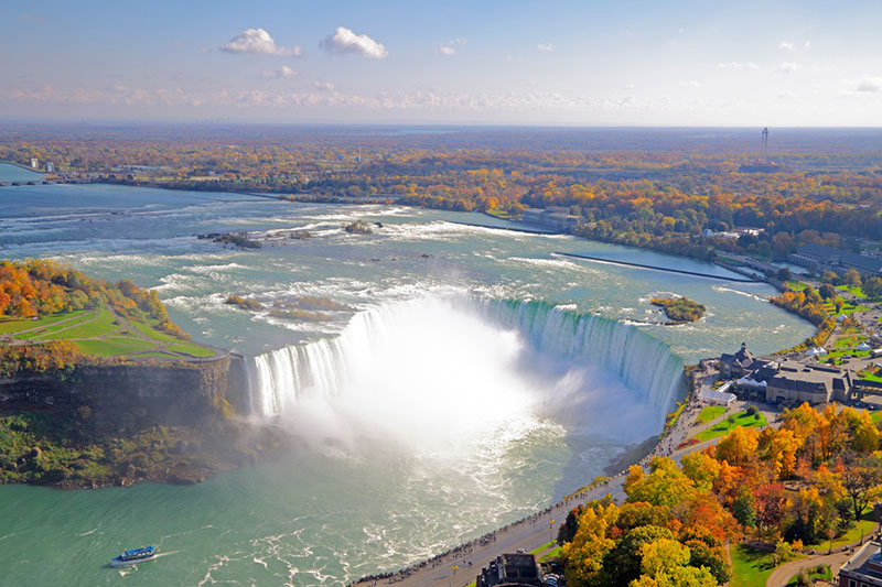 Du thuyền vào giữa lòng thác Niagara- mùa thu nước mỹ