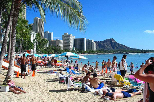 Bờ biển Waikiki luôn đông đúc. - du lịch Honolulu - dulichhoanmy.com