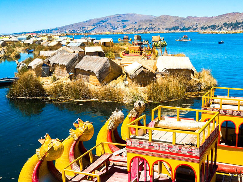 Hồ Titicaca - dulichhoanmy.com - Khung cảnh với những chiếc thuyền đặc biệt tại hồ Titicaca.