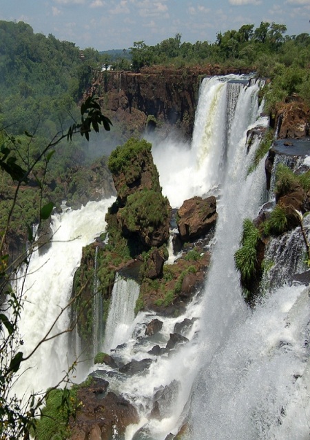 Đến với thác nước, du khách sẽ thật sự cảm nhận được hơi thở dữ dội của thiên nhiên, của dòng nước và đắm chìm trong không gian hùng vĩ của thác. - thác Iguazu - dulichhoanmy.com