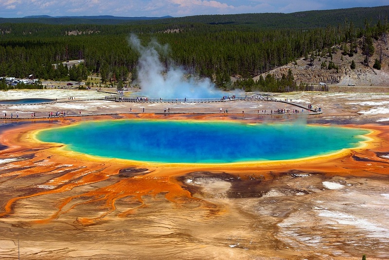 Suối nước nóng The Grand Prismatic Spring là một trong những điểm tham quan được chụp hình nhiều nhất. - Yellowstone - dulichhoanmy.com