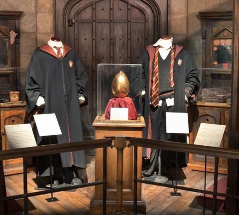 Bộ đồng phục trường Hogwarts và quả trứng rồng bằng vàng được sử dụng thi đấu Tam pháp thuật trong tập 4 Harry Potter và chiếc cốc lửa -