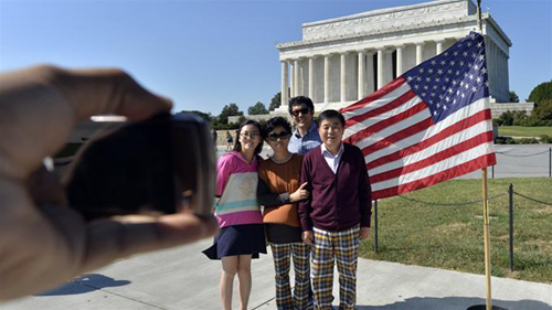 Du khách chụp hình trước đài tưởng niệm Abraham Lincoln ở Washington DC bị đóng cửa. - tham quan Grand Canyon - du lịch hoàn mỹ