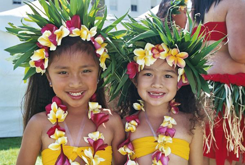 Các em bé mặc trang phục Hawaii. - lễ hội Aloha - dulichhoanmy.com