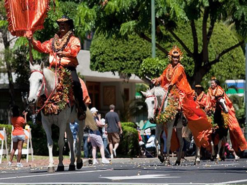 Trong buổi diễu hành còn có những người cưỡi ngựa. - lễ hội Aloha - dulichhoanmy.com