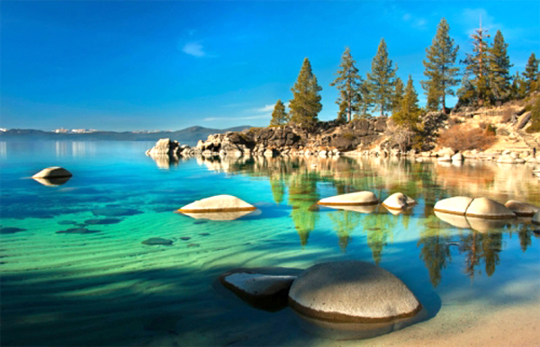 Màu nước trong xanh của Tahoe lake. - hồ tahoe - dulichhoanmy.com
