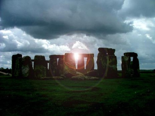 Mặt trời thẳng hàng với các tảng đá Stonehenge – các tảng đá cổ đại ở nước Anh. - hoàng hôn Manhattanhenge - du lịch hoàn mỹ