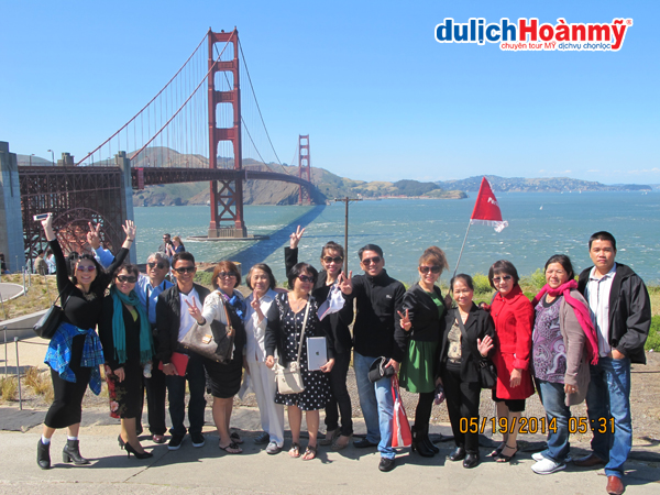 tour mỹ thăm thân cho người lớn tuổi - Đoàn khách của DL Hoàn Mỹ tại Cầu Cổng Vàng (San Francisco, Mỹ) tháng 5/2014