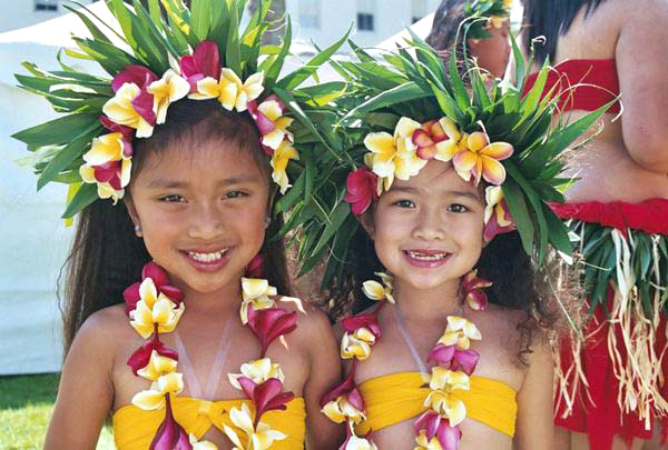 Trẻ em trong trang phục truyền thống của lễ hội Hawaii. - lễ hội hawaii