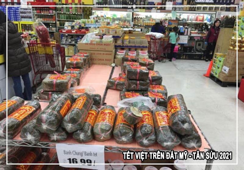 Tết Việt trên đất Mỹ - Bánh chưng và bánh tét được bài bán trong khu Little SaiGon.