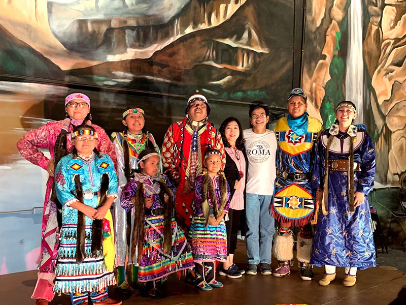Du khách Hoàn Mỹ chụp ảnh lưu niệm với thổ dân Navajo. tiếng Navajo
