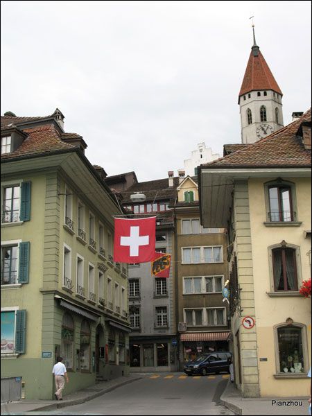 Cờ Thụy Sĩ treo trên các con đường