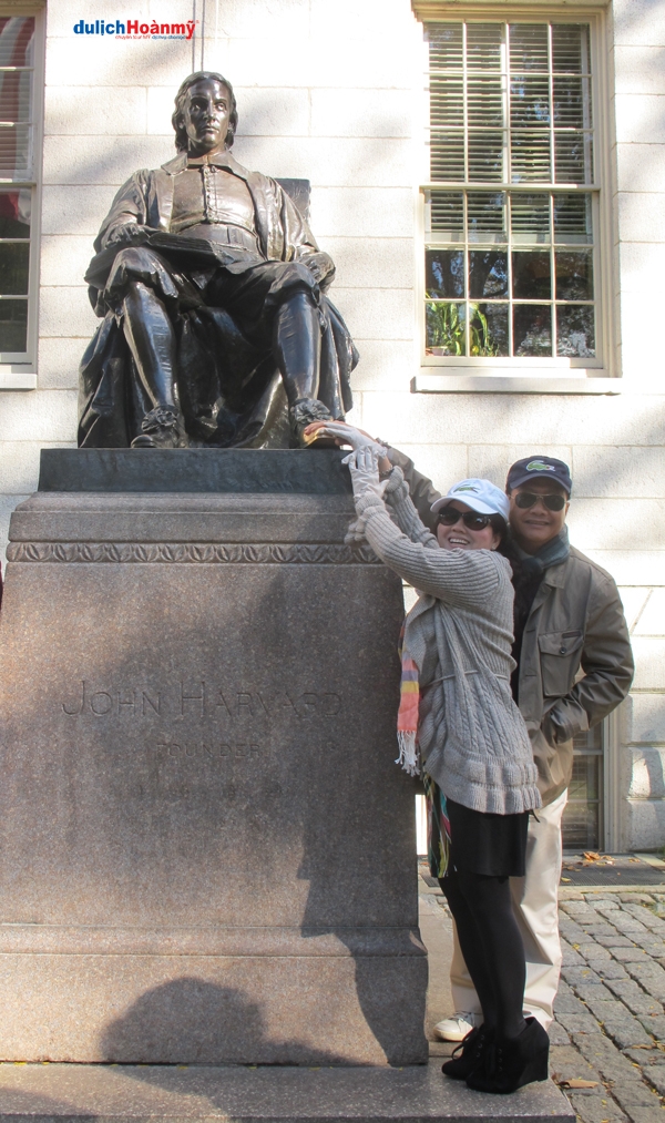 tour du lịch boston - Khách của Du lịch Hoàn Mỹ bên bức tượng John Harvard trong chuyến thăm Boston. Người ta tin rằng, việc sờ vào mũi giày trái của ông sẽ mang lại nhiều may mắn trên con đường học vấn.
