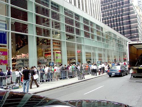 địa điểm nổi tiếng ở new york - dulichhoanmy.com - Dòng người mua sắm không lúc nào ngơi tại đại lộ số 5 - Ảnh: newyorktraveldiscount