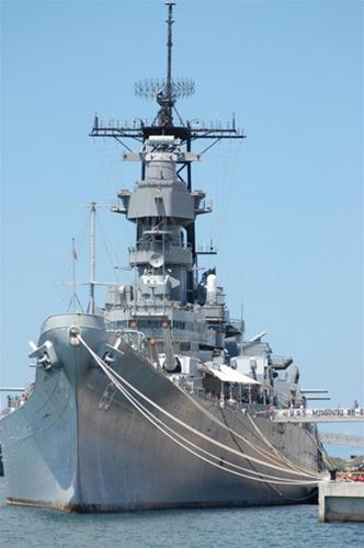 trân châu cảng - Nhiều du khách tour Hoa Kỳ thích dạo trên sàn tàu để khám phá tàu chiến khổng lồ đậu ở Trân Châu Cảng