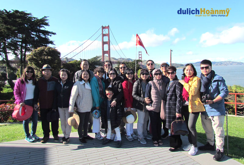 du lịch mỹ thăm thân - Đoàn khách của Du lịch Hoàn Mỹ tại Cầu Cổng Vàng, San Francisco.