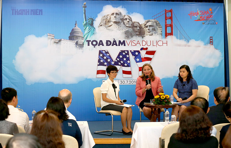 lưu ý khi phỏng vấn visa Mỹ - dulichhoanmy.com - Bà Mary Trechock, áo hồng - viên chức lãnh sự của Tổng lãnh sự quán Mỹ tại TP.HCM